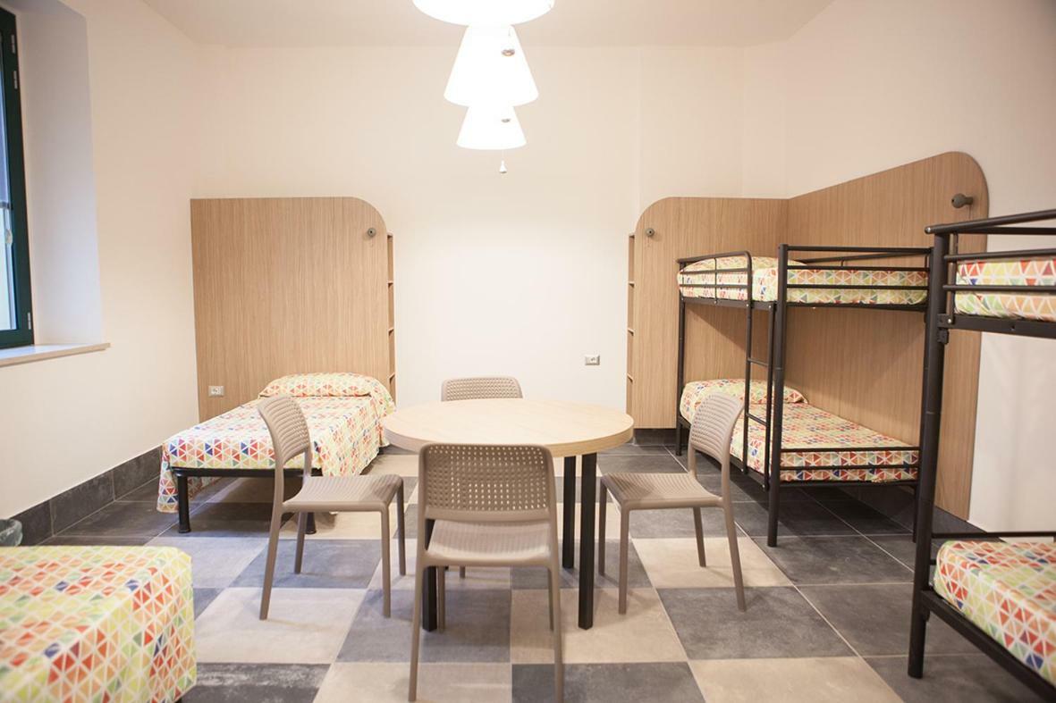 Posto Letto in Dormitorio Femminile con 6 Letti